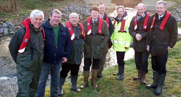 Project team with Minister at upstream end of new fish pass. Martin Salter (Angling Trust), Jim Coggins (Arborleigh AC), John Drisse (Arborleigh AC), Richard Benyon MP, Dominic Martyn (Environment Agency Fisheries Officer) Nigel Frankland (University of Reading), Howard Davidson (Regional Director, Environment Agency), Richard Aylard (Thames Water)