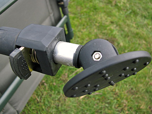 Hinged mudfeet are fitted