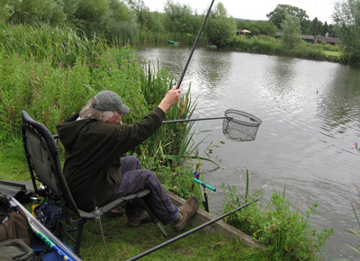 Barbelboi in action with a tench