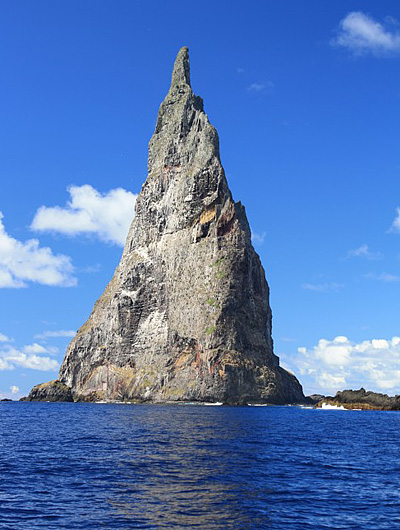 The impressive Ball’s Pyramid, the largest ‘ocean stack’ in the world and home to some serious fishes!